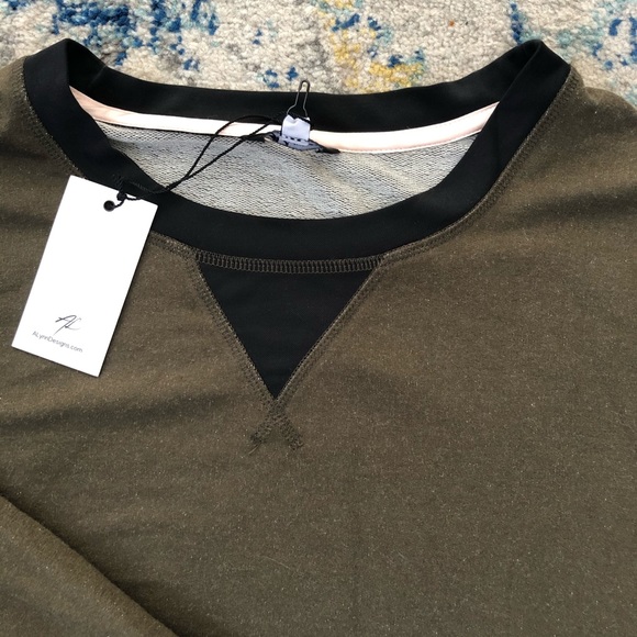 Alynn Designs EZ crew neck sweatshirt  Large NWT - Picture 2 of 6
